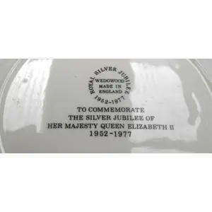 WEDGWOOD QUEEN ELIZABETH 11 SILVER JUBILEE 1952 - 1977 SMALL 16 CM PLATE BOXED