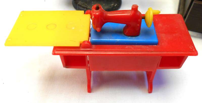 DELIGHTFUL SMALL MODEL PLASTIC TREADLE SEWING MACHINE -LID OPENS AND CLOSES FOR SEWING MACHINE