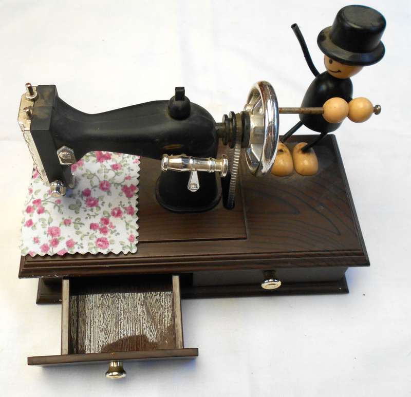 MODEL SEWING MACHINE WITH MAN TO TURN HANDLE AND DRAWER (DOES NOT SEW)