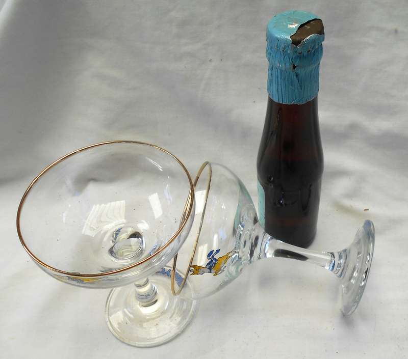 BOTTLE OF SEALED BABYCHAM WITH 2 BABYCHAM CHAMPAGNE GLASSES
