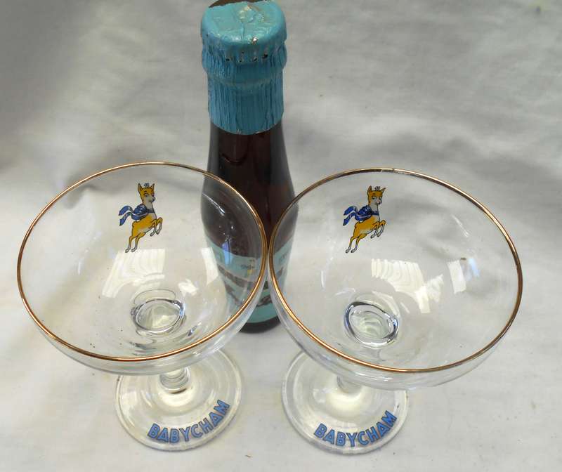 BOTTLE OF SEALED BABYCHAM WITH 2 BABYCHAM CHAMPAGNE GLASSES