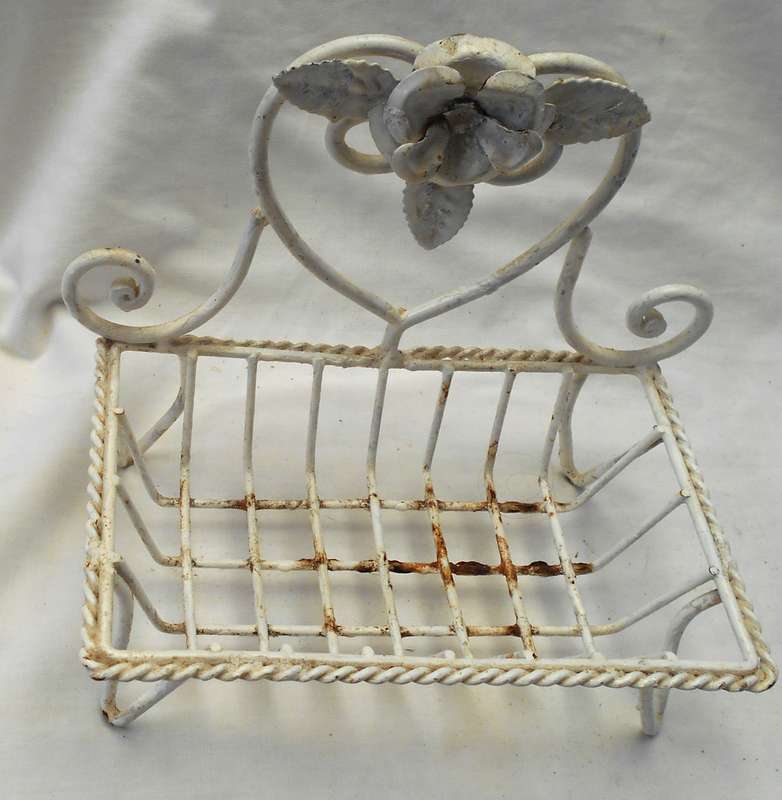 LOVELY SHABBY CHIC ENAMEL WIRE ROSE HEART SHAPE SOAP DISH WITH SOAP