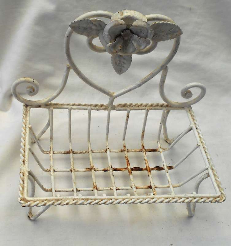 LOVELY SHABBY CHIC ENAMEL WIRE ROSE HEART SHAPE SOAP DISH WITH SOAP