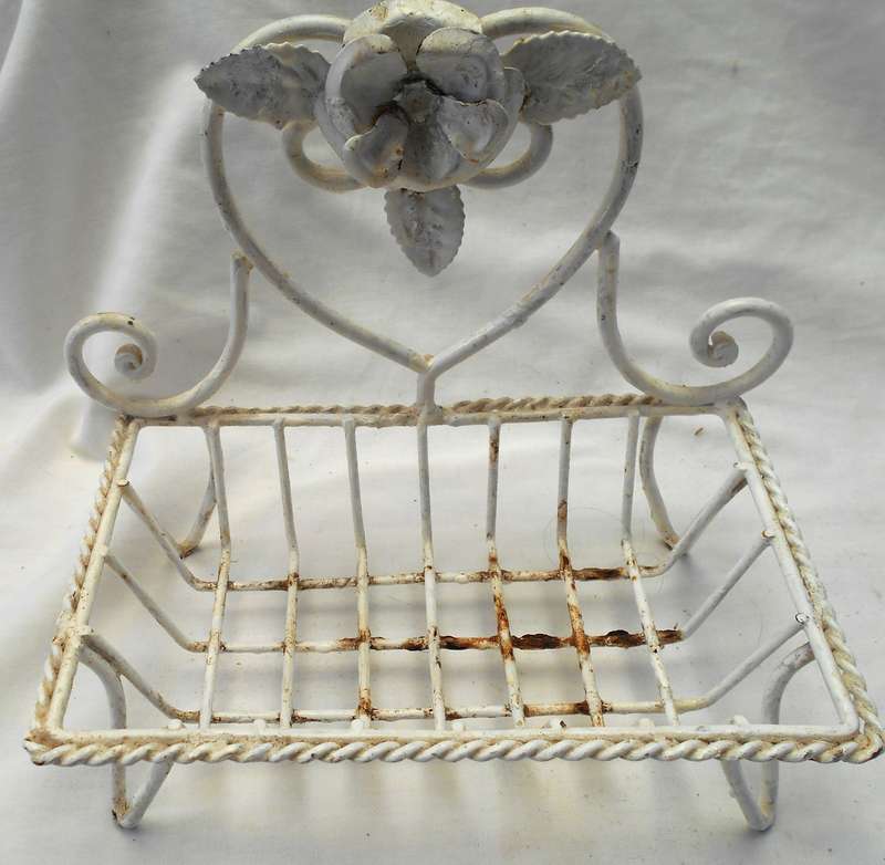 LOVELY SHABBY CHIC ENAMEL WIRE ROSE HEART SHAPE SOAP DISH WITH SOAP