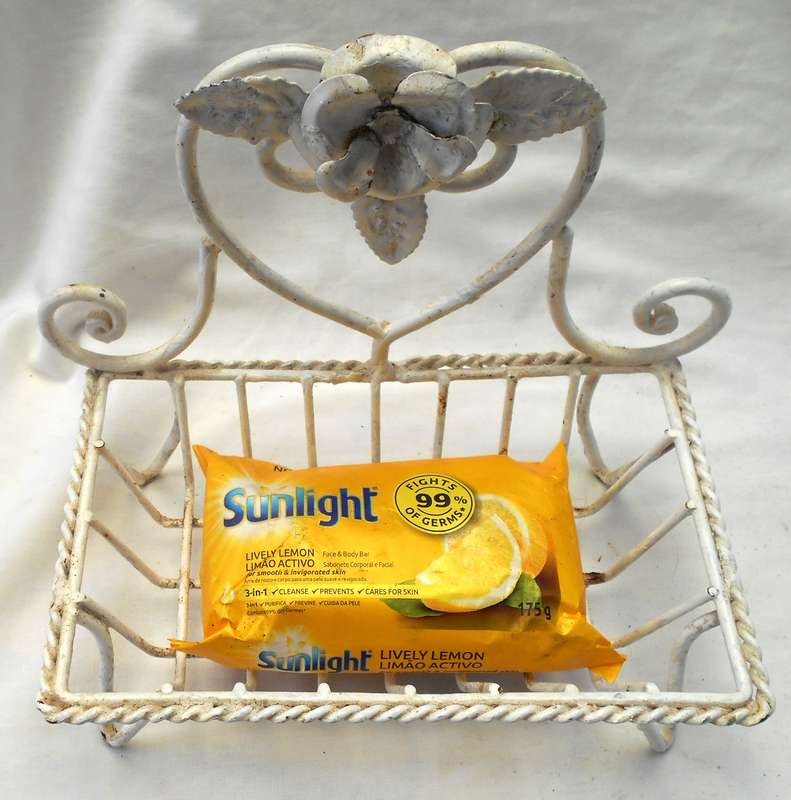 LOVELY SHABBY CHIC ENAMEL WIRE ROSE HEART SHAPE SOAP DISH WITH SOAP