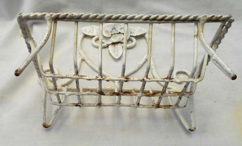 LOVELY SHABBY CHIC ENAMEL WIRE ROSE HEART SHAPE SOAP DISH WITH SOAP