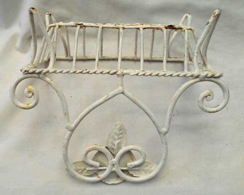 LOVELY SHABBY CHIC ENAMEL WIRE ROSE HEART SHAPE SOAP DISH WITH SOAP