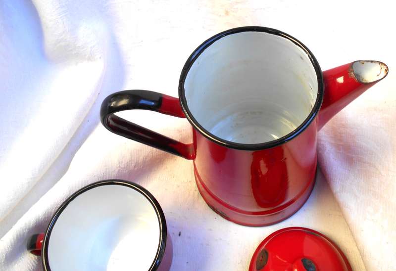 STUNNING RED ENAMEL COFFEE POT & LID WITH RED ENAMEL MUG-MADE IN POLAND