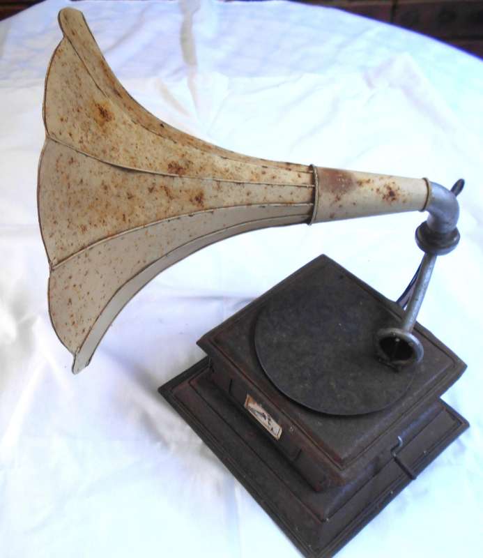 Delightful "Shabby Chic" HMV Gramophone Figurine - no motor and is a non-working figurine!