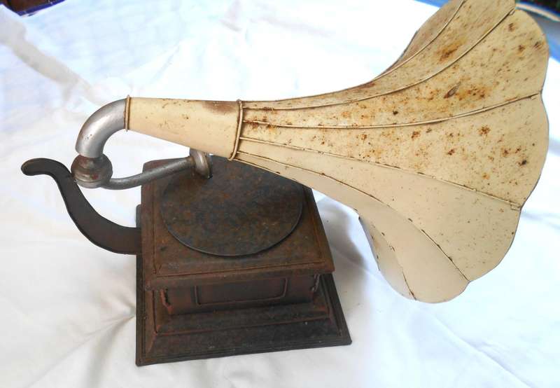 Delightful "Shabby Chic" HMV Gramophone Figurine - no motor and is a non-working figurine!