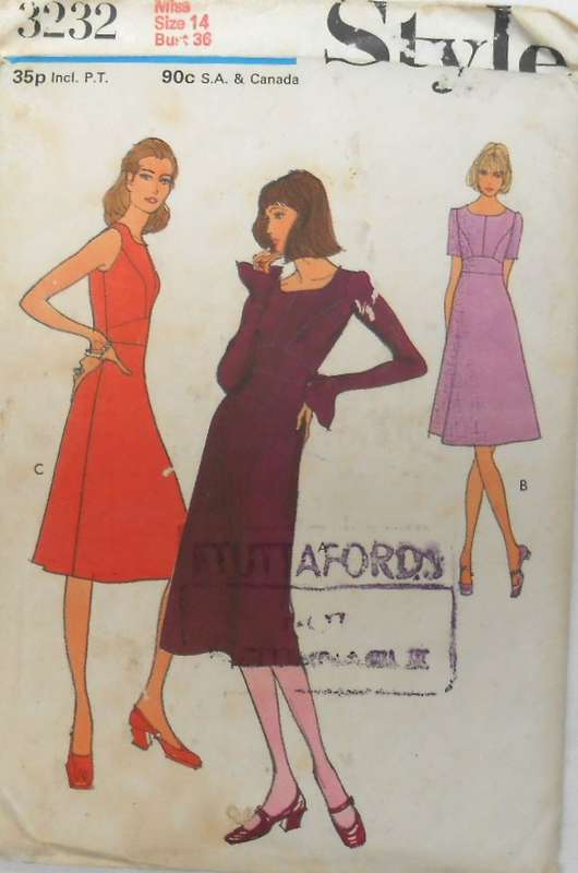 VINTAGE STYLE  3232 DRESS WITH LOWERED NECKLINE SIZE 14 BUST 36 COMPLETE-UNCUT-F/FOLDED