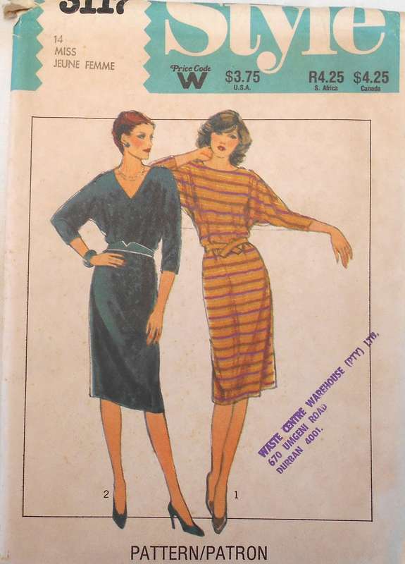 STYLE 3117 STRAIGHT DRESS CUT IN ONE WITH SLEEVES SIZE 14 COMPLETE-UNCUT F/FOLDED
