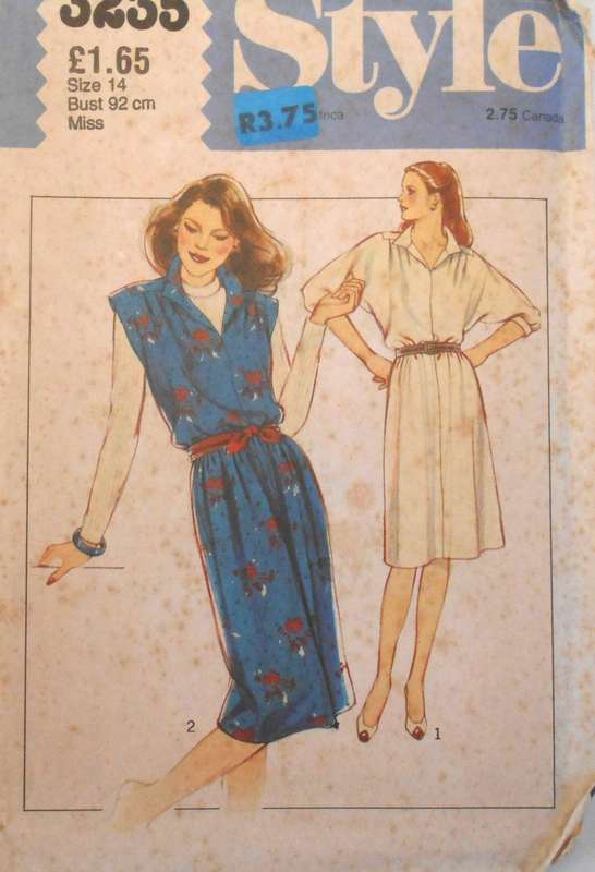 STYLE 3235 PULLOVER DRESS OR PINAFORE SIZE 14 BUST 92 CM COMPLETE-UNCUT-F/FOLDED