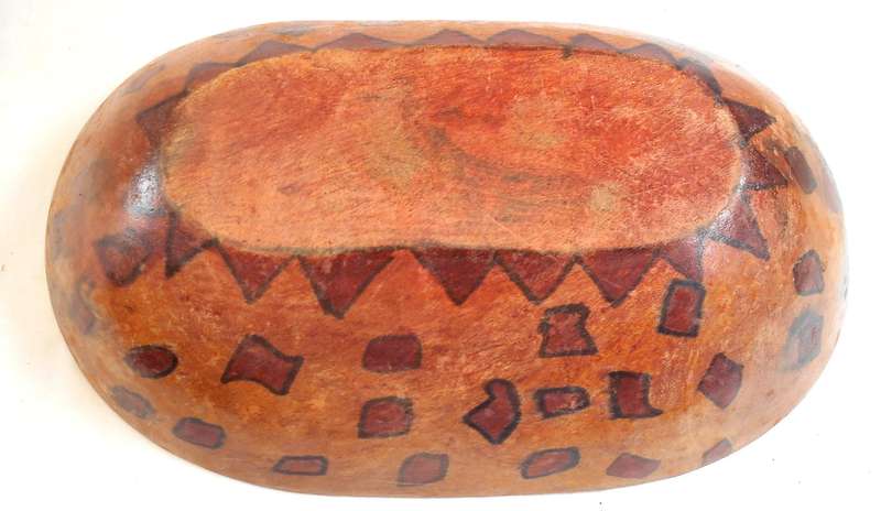 STUNNING AFRICAN MADE RECTANGULAR SHAPED WOODEN BOWL DECORATED WITH GIRAFFEE