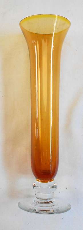 STUNNING VINTAGE AMBER COLOUR SPECIMEN VASE 20.5 CM IN HEIGHT WITH CLEAR BASE