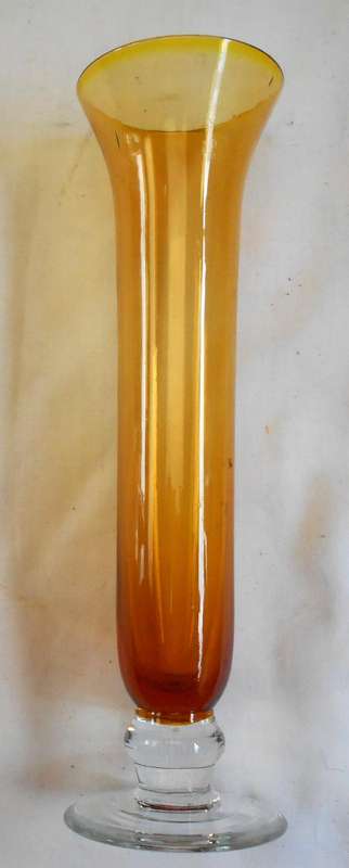 STUNNING VINTAGE AMBER COLOUR SPECIMEN VASE 20.5 CM IN HEIGHT WITH CLEAR BASE