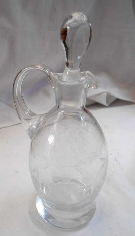 STUNNING GLASS GRAPE PATTERN SALAD-0IL-VINEGAR DECANTER WITH GLASS STOPPER-17.5 CM WITH STOPPER