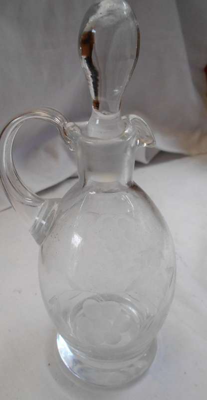 STUNNING GLASS GRAPE PATTERN SALAD-0IL-VINEGAR DECANTER WITH GLASS STOPPER-17.5 CM WITH STOPPER