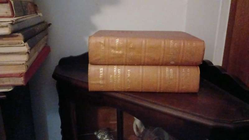Webster's New International Dictionary, two volumes (1939)