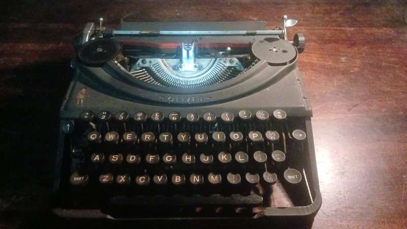 Oliver Travelling Vintage Typewriter