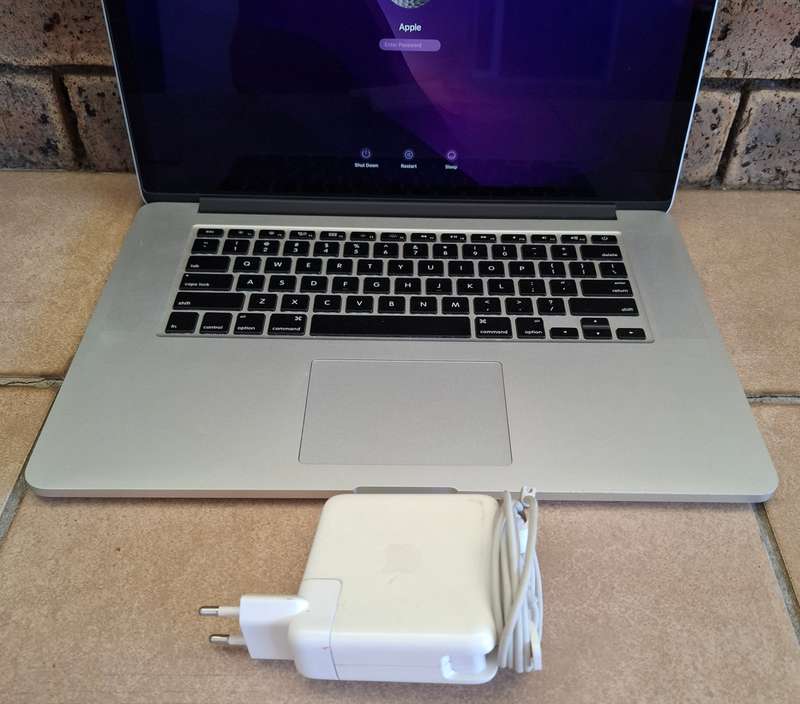 Apple Macbook Pro Mid 2015 i7 16GB Ram 512GB Solid State Drive Including Original Charger