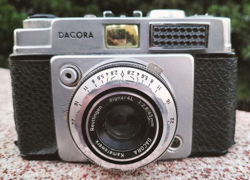 Vintage Dacora Super Dignette 35mm SLR camera (with issues)