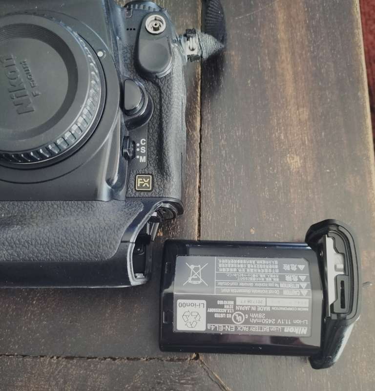 Nikon D3S Camera body - boxed (MD1)
