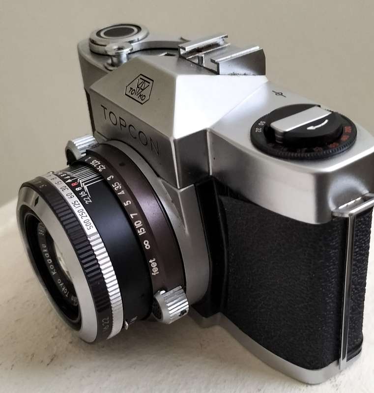 Vintage 35mm Japanese SLR (Tokyo Kogaku - Topcon)