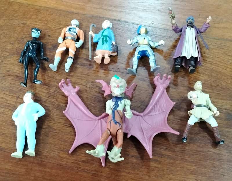 Vintage toy - Smaller figurines (x 8)