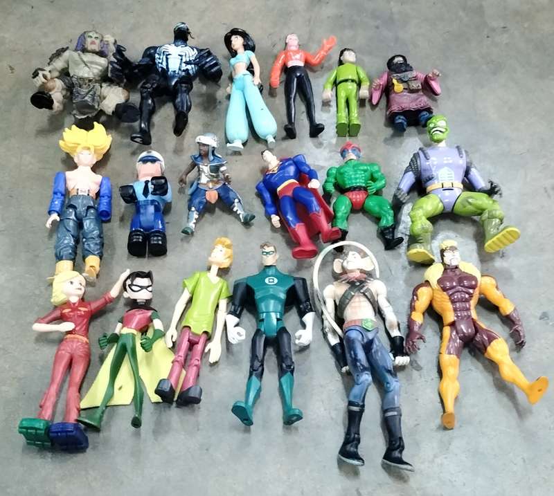 Vintage toy - Mix of figurines (x 18)