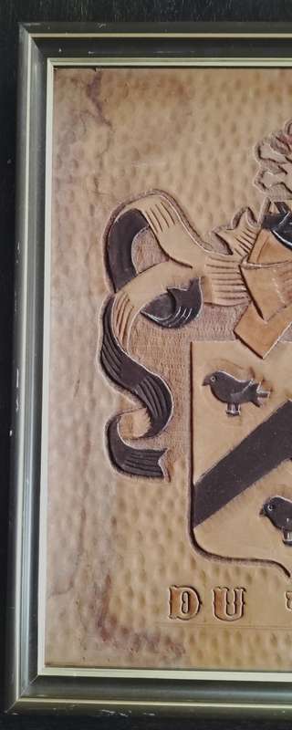 Du Tout Familie wapen / family crest carved in leather (35 x 28cm)