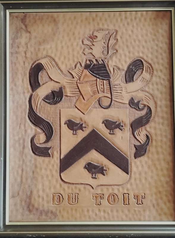 Du Tout Familie wapen / family crest carved in leather (35 x 28cm)