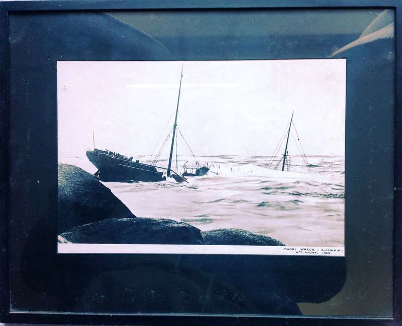 Framed print of the Wreck of the Maori 4 August 1909 - Oudeschip