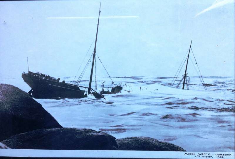Framed print of the Wreck of the Maori 4 August 1909 - Oudeschip
