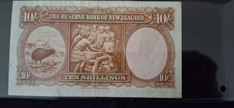 RESERVE BANK OF NEW ZEALAND  TEN SHILLINGS NOTE SERIAL NUMBER 8Y531718 CIRCULATED VERY SCARCE