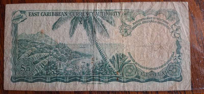 QUEEN ELIZABETH EAST CARIBBEAN CURRENCY AUTHORITY $5 D2 - 429104 CIRCULATED