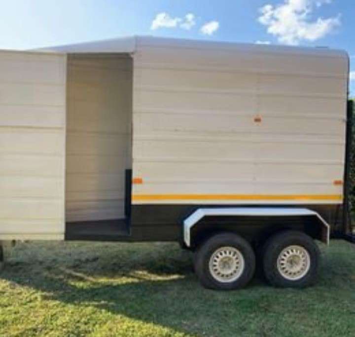 Horse trailers double axle