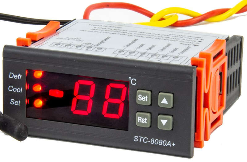 Digital temperature thermostat & defrost controller for domestic fridge/freezers