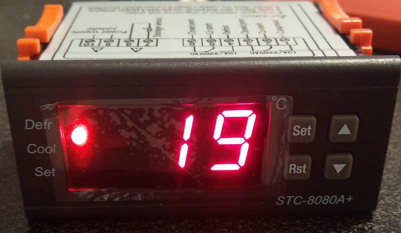 Digital temperature thermostat & defrost controller for domestic fridge/freezers