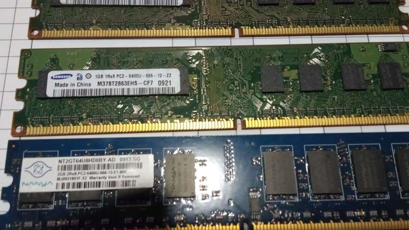 3 x PC2 6400 U DIMM 1GB (2 Samsung, 1 Nanya)