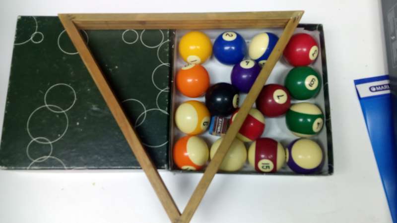 Set Pool balls, triangle and snooker book