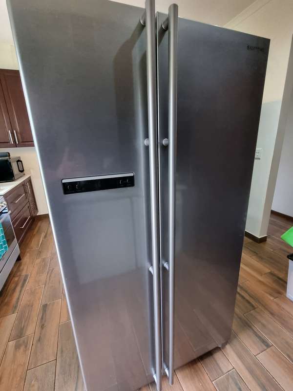 SAMSUNG side-by-side 550l fridge freezer Model RSA1NTMG