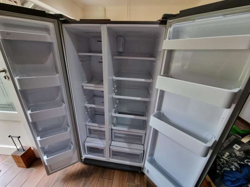 SAMSUNG side-by-side 550l fridge freezer Model RSA1NTMG