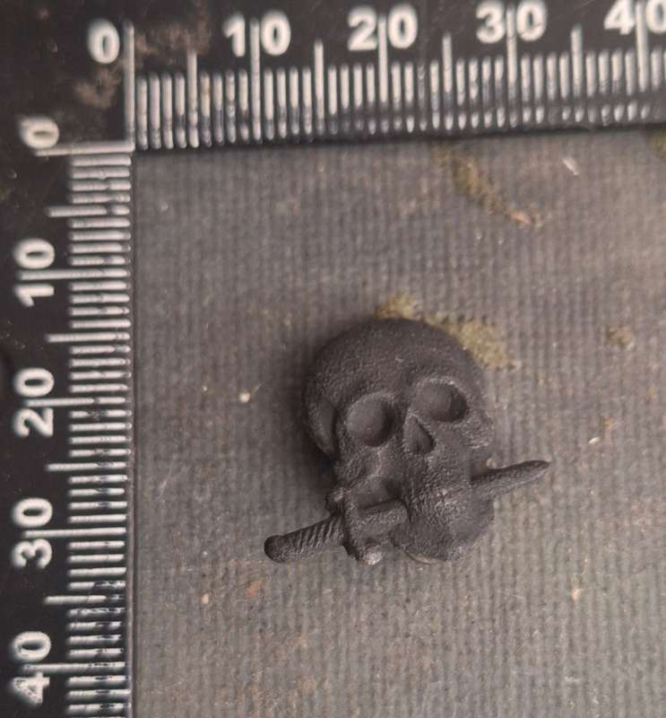 ITALIAN WW2 RSI BLACK BRIGADE SKULL BADGE