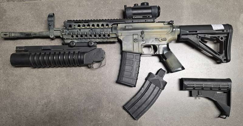 AIRSOFT USA M4 ASSAULT RIFLE WITH EXTRAS