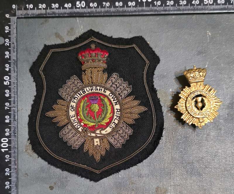 WW2 UDF DUKE OF EDINBURGHS OWN RIFLES BLAZER & CAP BADGE