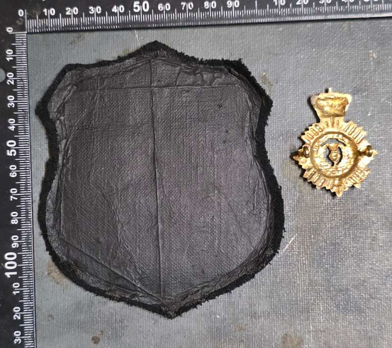 WW2 UDF DUKE OF EDINBURGHS OWN RIFLES BLAZER & CAP BADGE