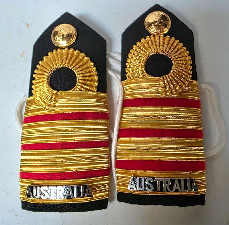 AUSTRALIAN NAVY CAPTAIN PEAK CAP AND RANK BOARDS