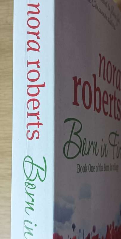 Born in Fire - Nora Roberts - Softcover - 340 Pages