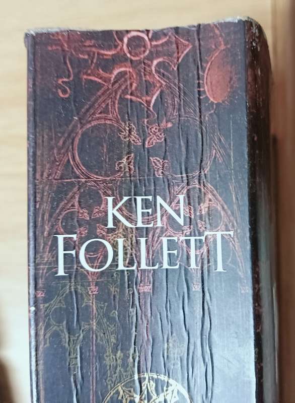 The Pillars of the Earth - Ken Follett - Softcover - 1083 Pages